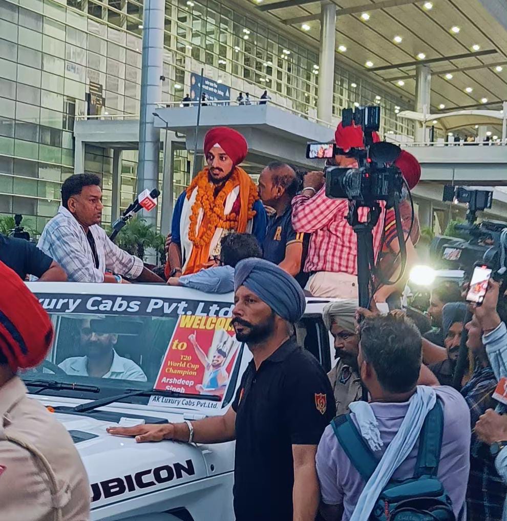 PBKS Fan warmly welcome Arshdeep Singh at Chandigarh Airport